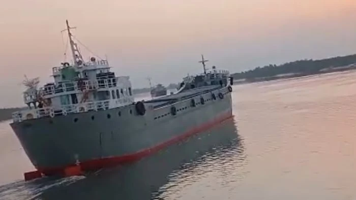 সুন্দরবনের নৌপথে ভারতগামী জাহাজে সশস্ত্র ডাকাতির চেষ্টা গুলিবর্ষণ : মারধর ও লুটপাটের অভিযোগ, আতঙ্কে নৌযান শ্রমিকরা